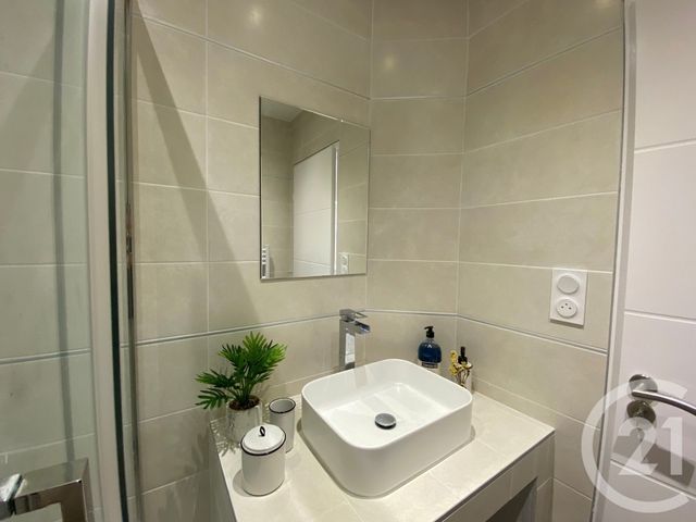 Appartement T3 &agrave; louer - 3 pi&egrave;ces - 40,50 m2 - Nimes - 30 - LANGUEDOC-ROUSSILLON